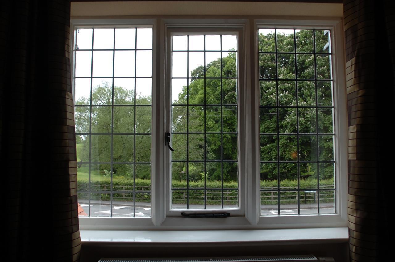 Hotel The Bear'S Paw Warmingham Exteriér fotografie A window with leaded glass